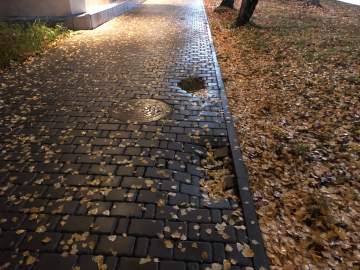 Жители микрорайона Новые дома просят привести в порядок участок тротуара по улице Коммунаров