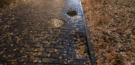 Жители микрорайона Новые дома просят привести в порядок участок тротуара по улице Коммунаров