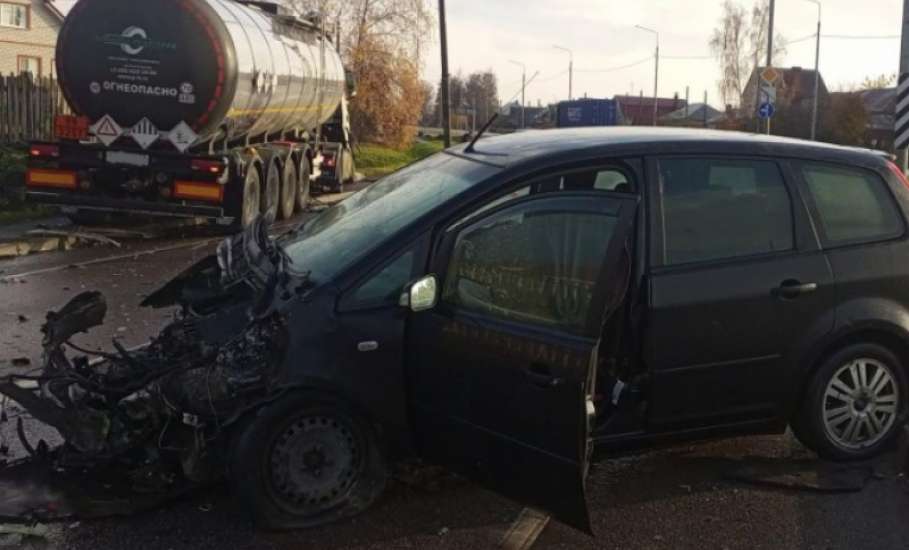 В Задонском районе в столкновении большегрузом пострадала пассажирка легковой иномарки