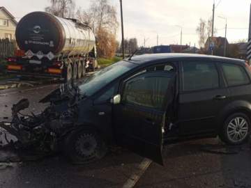В Задонском районе в столкновении большегрузом пострадала пассажирка легковой иномарки