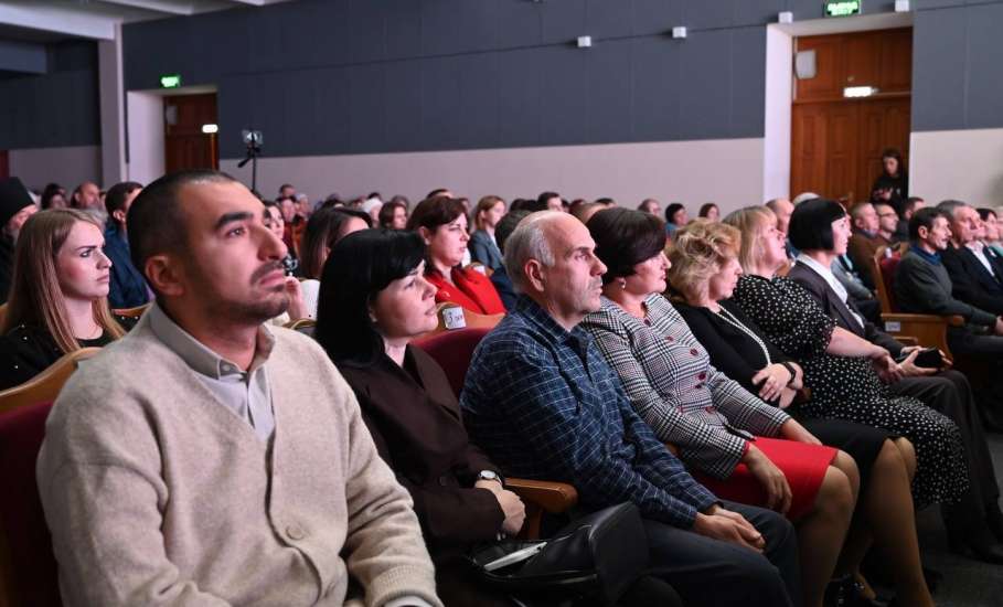 Сегодня в ДК Железнодорожников прошла концертная программа «Во славу единства», посвящённая Дню народного единства