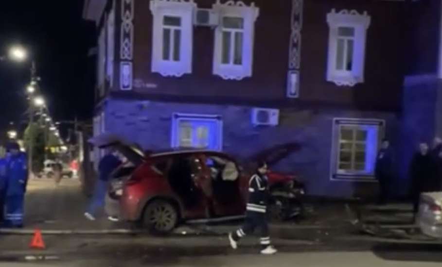 В Ельце иномарку после столкновения выбросило на пешеходную дорожку!