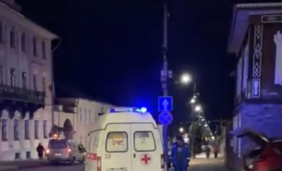 В Ельце иномарку после столкновения выбросило на пешеходную дорожку!