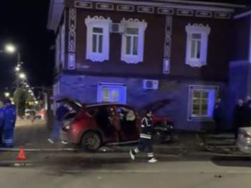 В Ельце иномарку после столкновения выбросило на пешеходную дорожку!