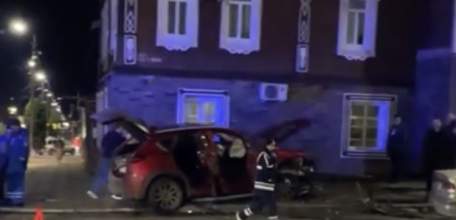 В Ельце иномарку после столкновения выбросило на пешеходную дорожку!