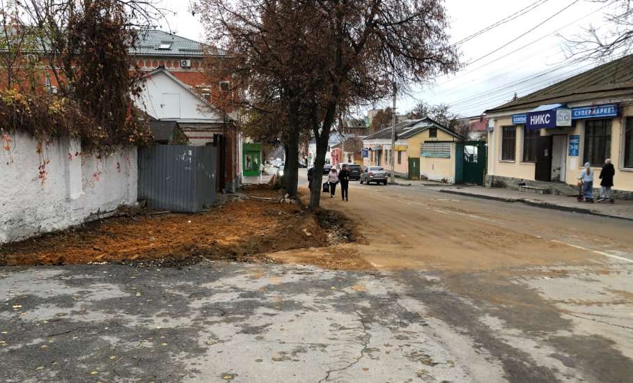 В центре Ельца опять повредили корневую систему деревьев при благоустройстве!