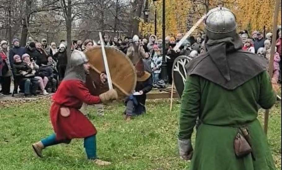 Звон мечей раздается в Петровском парке Ельца