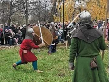 Звон мечей раздается в Петровском парке Ельца