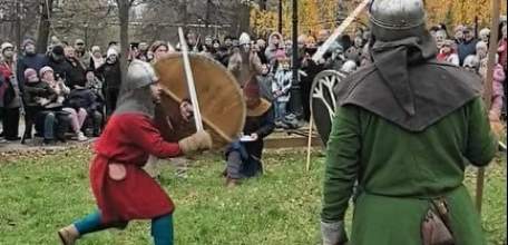 Звон мечей раздается в Петровском парке Ельца