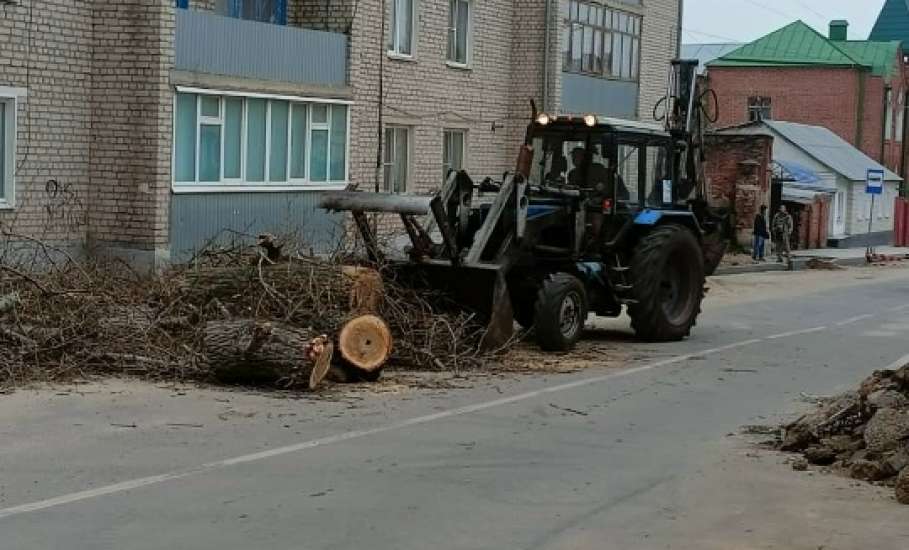 Сотрудники МУП «Елец-Сервис» продолжают работы по благоустройству города