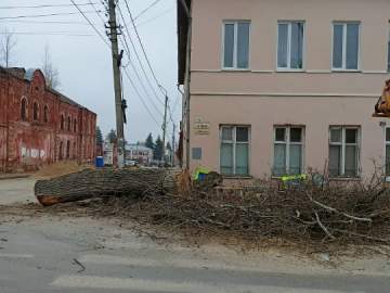 Сотрудники МУП «Елец-Сервис» продолжают работы по благоустройству города