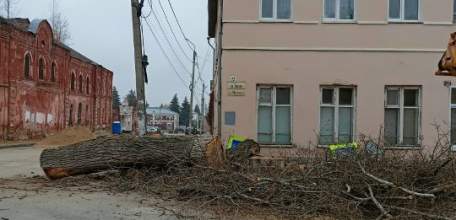 Сотрудники МУП «Елец-Сервис» продолжают работы по благоустройству города