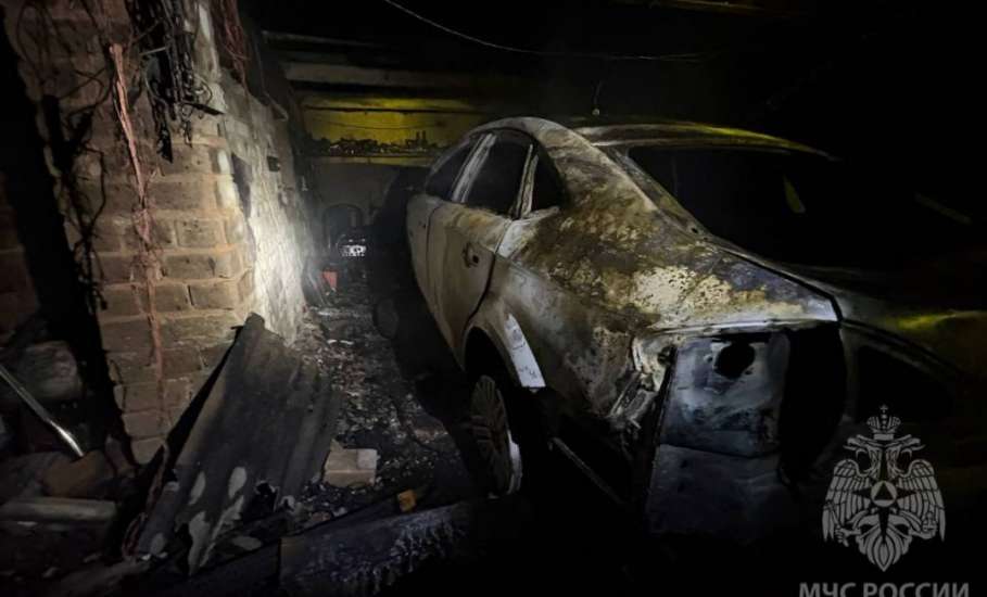 Сегодня ночью в Ельце сгорел гараж и Форд Мондео в Засосне!