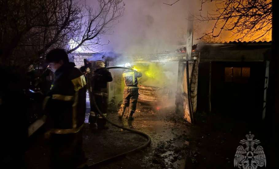 Сегодня ночью в Ельце сгорел гараж и Форд Мондео в Засосне!