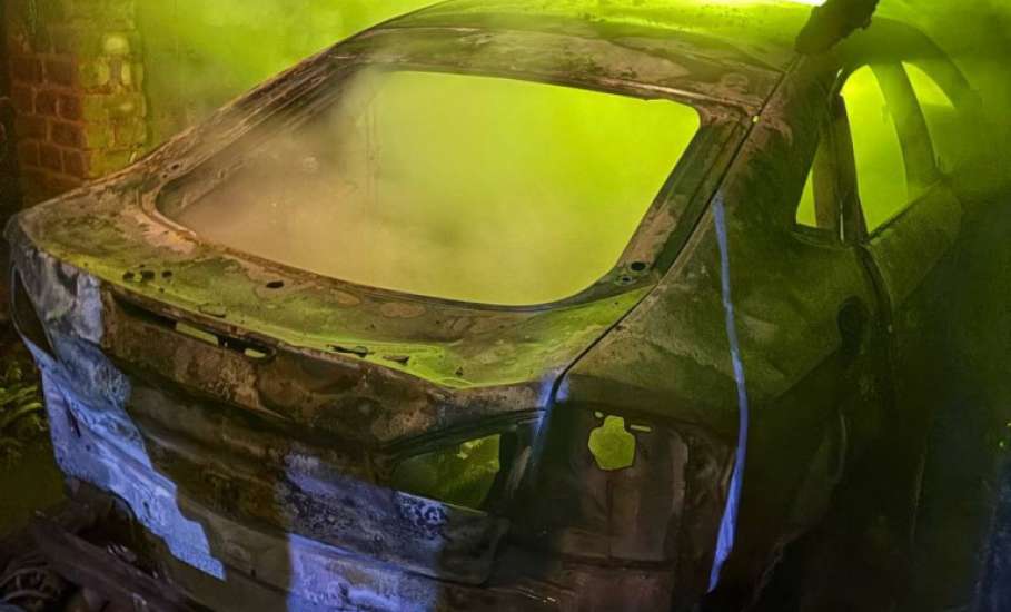 Сегодня ночью в Ельце сгорел гараж и Форд Мондео в Засосне!