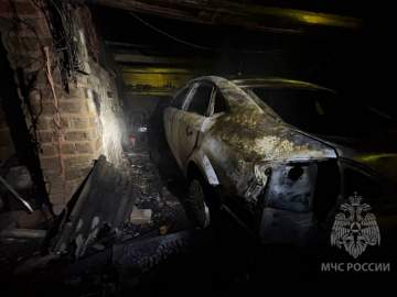 Сегодня ночью в Ельце сгорел гараж и Форд Мондео в Засосне!