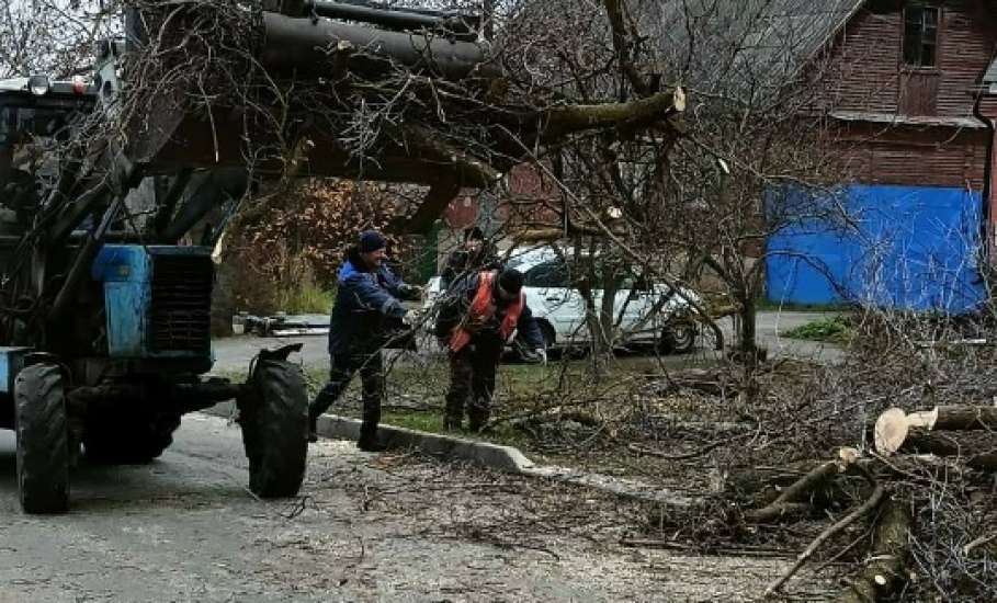 Сотрудники МУП «Елец-Сервис» продолжают работы по благоустройству города