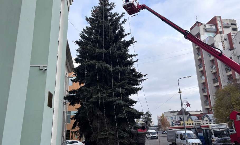 В Липецке уже установили и практически нарядили новогодние ёлки!