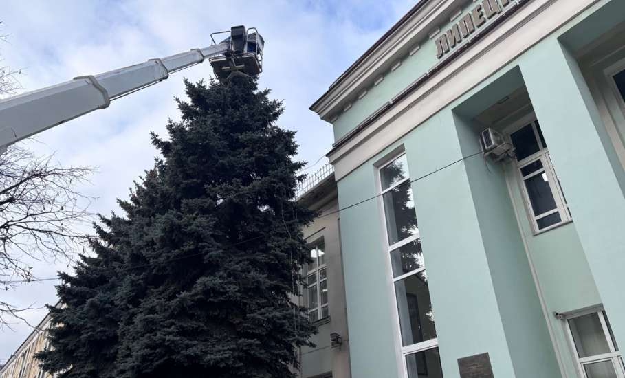 В Липецке уже установили и практически нарядили новогодние ёлки!