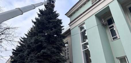 В Липецке уже установили и практически нарядили новогодние ёлки!