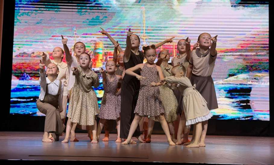 Отчетный концерт «Нам 8 лет» прошёл в Доме культуры железнодорожников