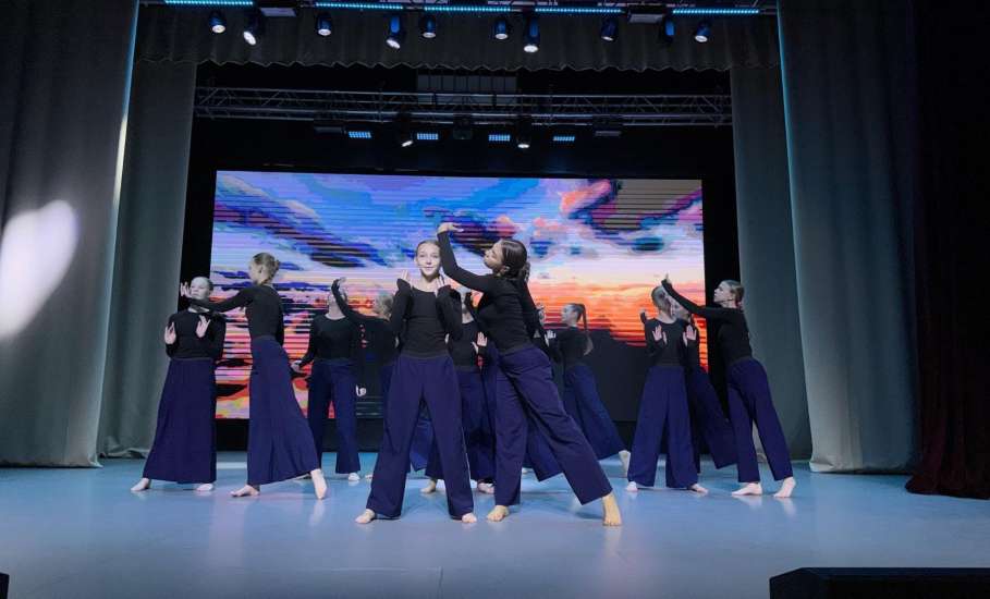 Отчетный концерт «Нам 8 лет» прошёл в Доме культуры железнодорожников