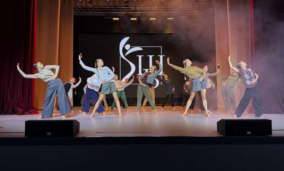 Отчетный концерт «Нам 8 лет» прошёл в Доме культуры железнодорожников