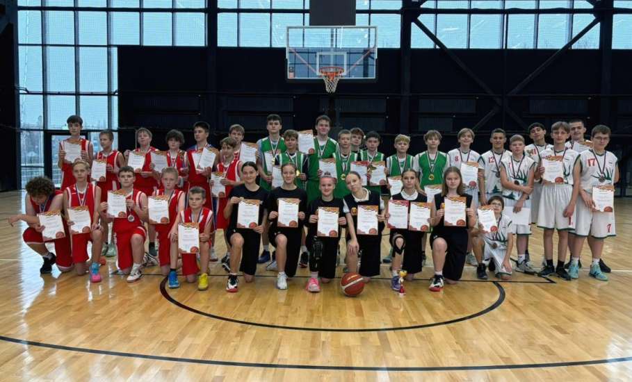 Во Дворце спорта имени Александра Петрова прошло Открытое первенство города Ельца по баскетболу