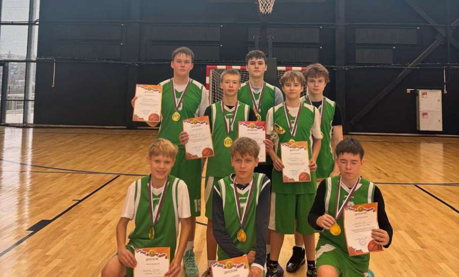 Во Дворце спорта имени Александра Петрова прошло Открытое первенство города Ельца по баскетболу