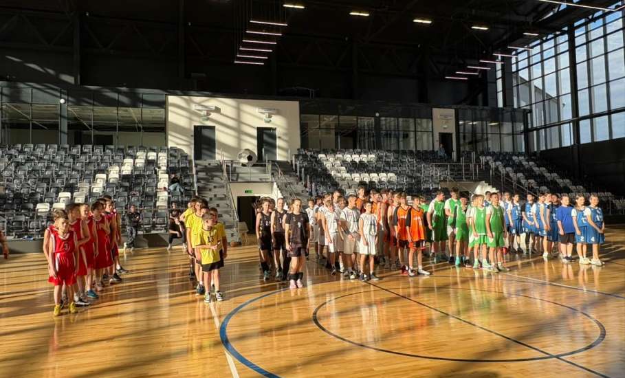 Во Дворце спорта имени Александра Петрова прошло Открытое первенство города Ельца по баскетболу