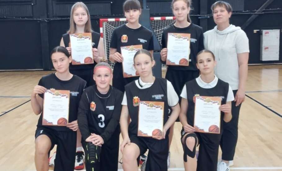Во Дворце спорта имени Александра Петрова прошло Открытое первенство города Ельца по баскетболу