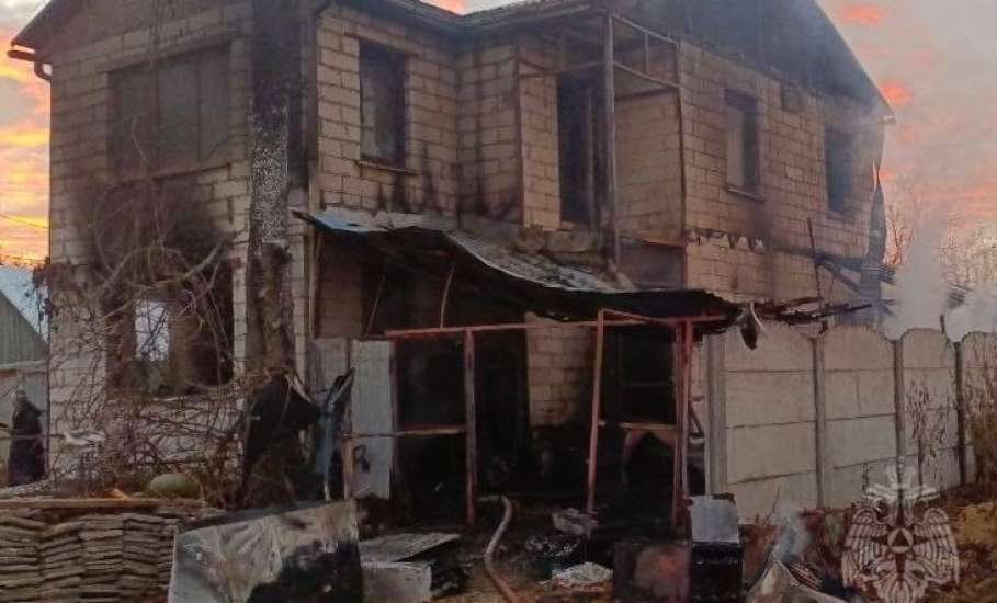 8 ноября в Ельце сгорел 2-этажный дом