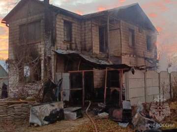 8 ноября в Ельце сгорел 2-этажный дом