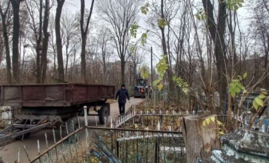 Сотрудники МУП «Елец-Сервис» продолжают работы по благоустройству города