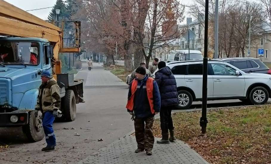 Сотрудники МУП «Елец-Сервис» продолжают работы по благоустройству города