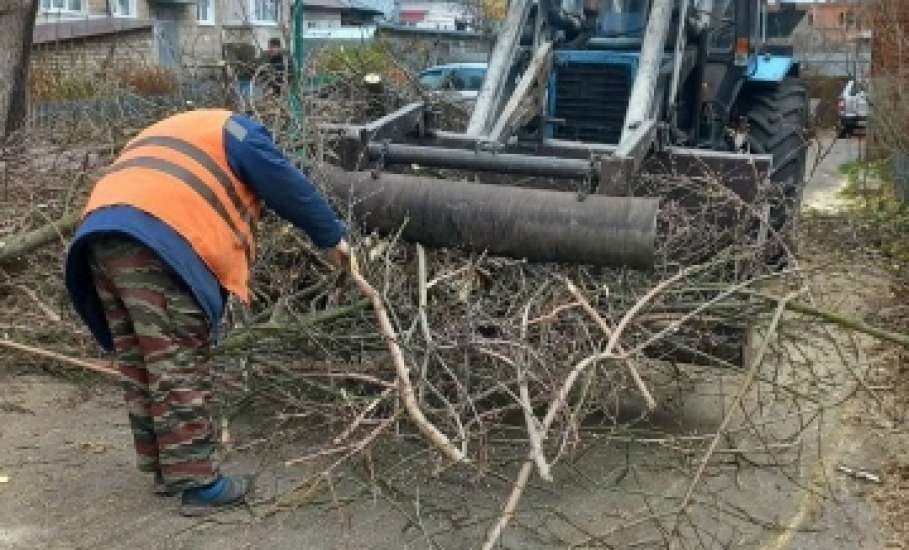 Сотрудники МУП «Елец-Сервис» продолжают работы по благоустройству города