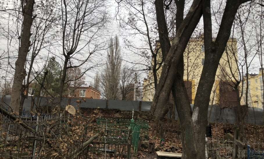 На старом кладбище в Ельце работы по опиловке деревьев в срок не выполнены!
