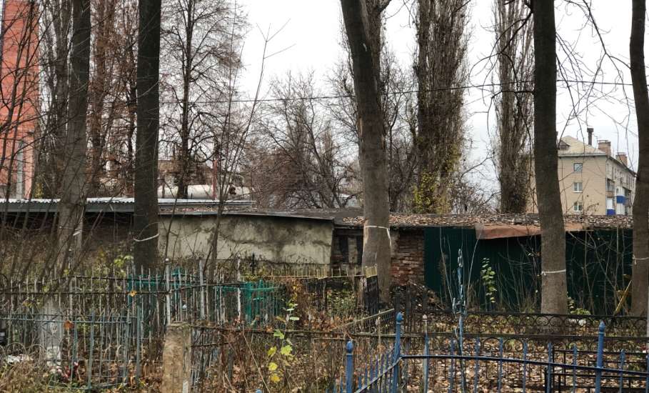 На старом кладбище в Ельце работы по опиловке деревьев в срок не выполнены!