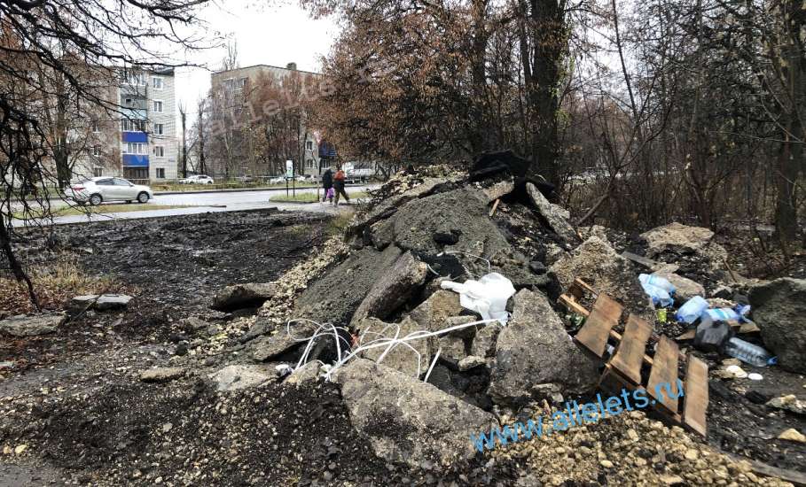 Подрядчик сбежал? А кто будет вывозить мусор со спортивной площадки?