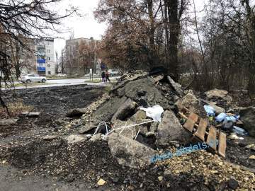 Подрядчик сбежал? А кто будет вывозить мусор со спортивной площадки?