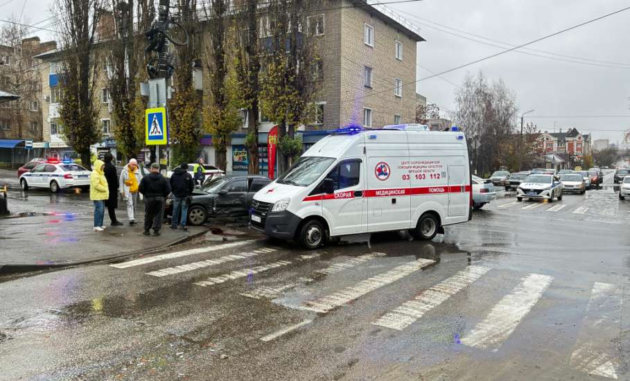 В Ельце столкнулись &laquo;Лада&raquo; и &laquo;Тойота&raquo;, после чего иномарка врезалась в столб