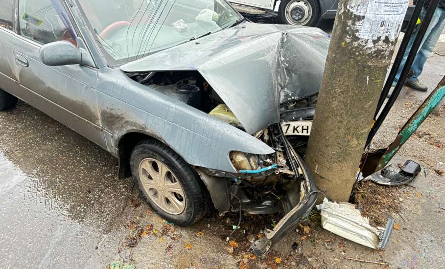 В Ельце столкнулись &laquo;Лада&raquo; и &laquo;Тойота&raquo;, после чего иномарка врезалась в столб