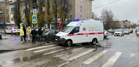 В Ельце столкнулись «Лада» и «Тойота», после чего иномарка врезалась в столб