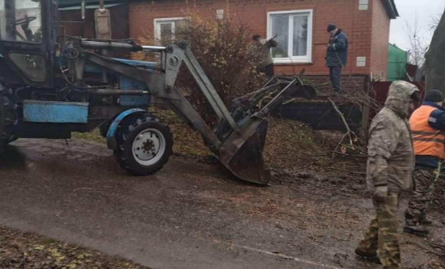 В Ельце продолжается уборка города и городского кладбища