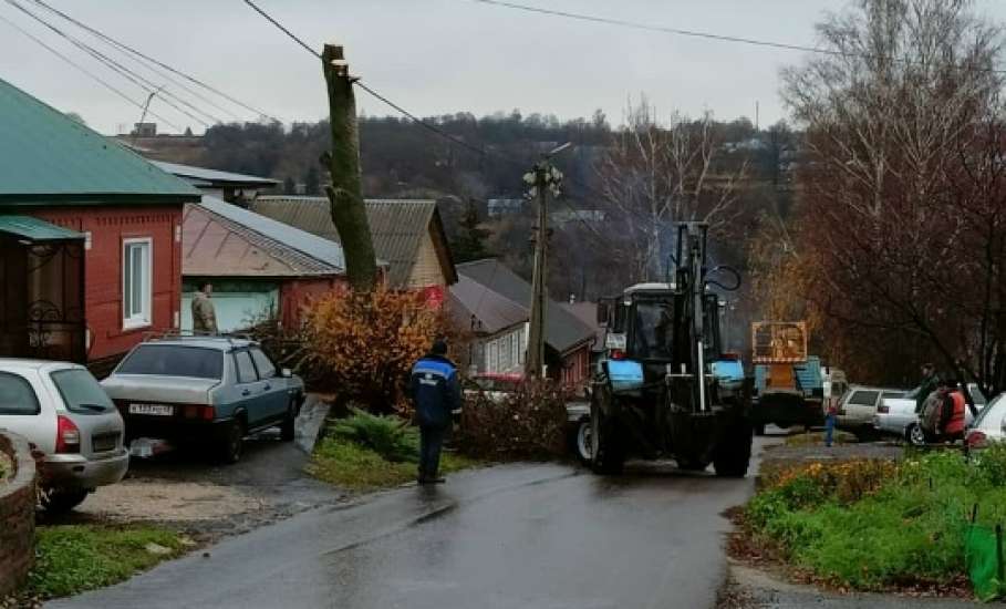 В Ельце продолжается уборка города и городского кладбища