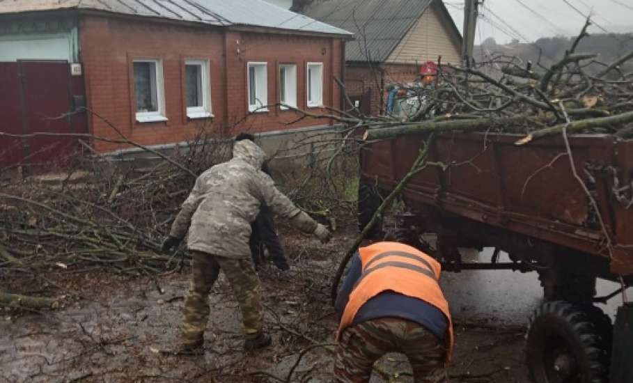 В Ельце продолжается уборка города и городского кладбища