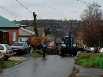 В Ельце продолжается уборка города и городского кладбища