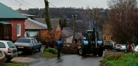 В Ельце продолжается уборка города и городского кладбища