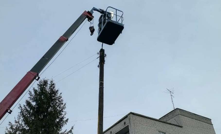 В Ельце продолжаются работы по восстановлению уличного освещения