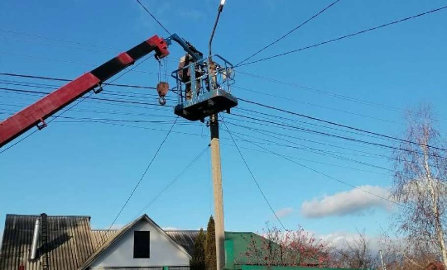 В Ельце продолжаются работы по восстановлению уличного освещения